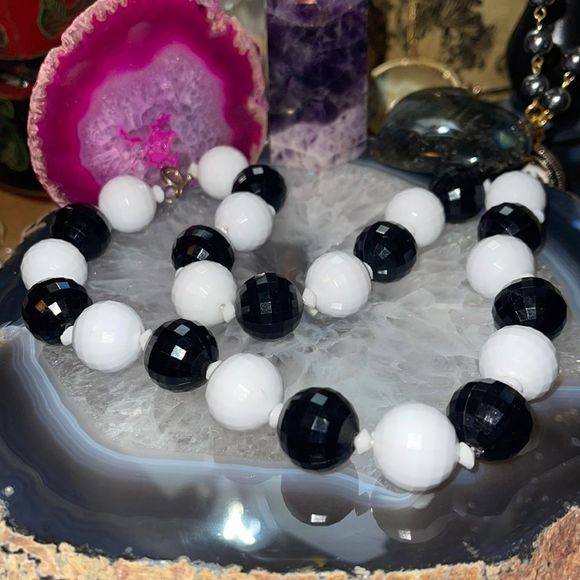 Vintage Retro Faceted Black & White Lucite Acrylic Bead Ball 18 Inch Necklace - Picture 1 of 5